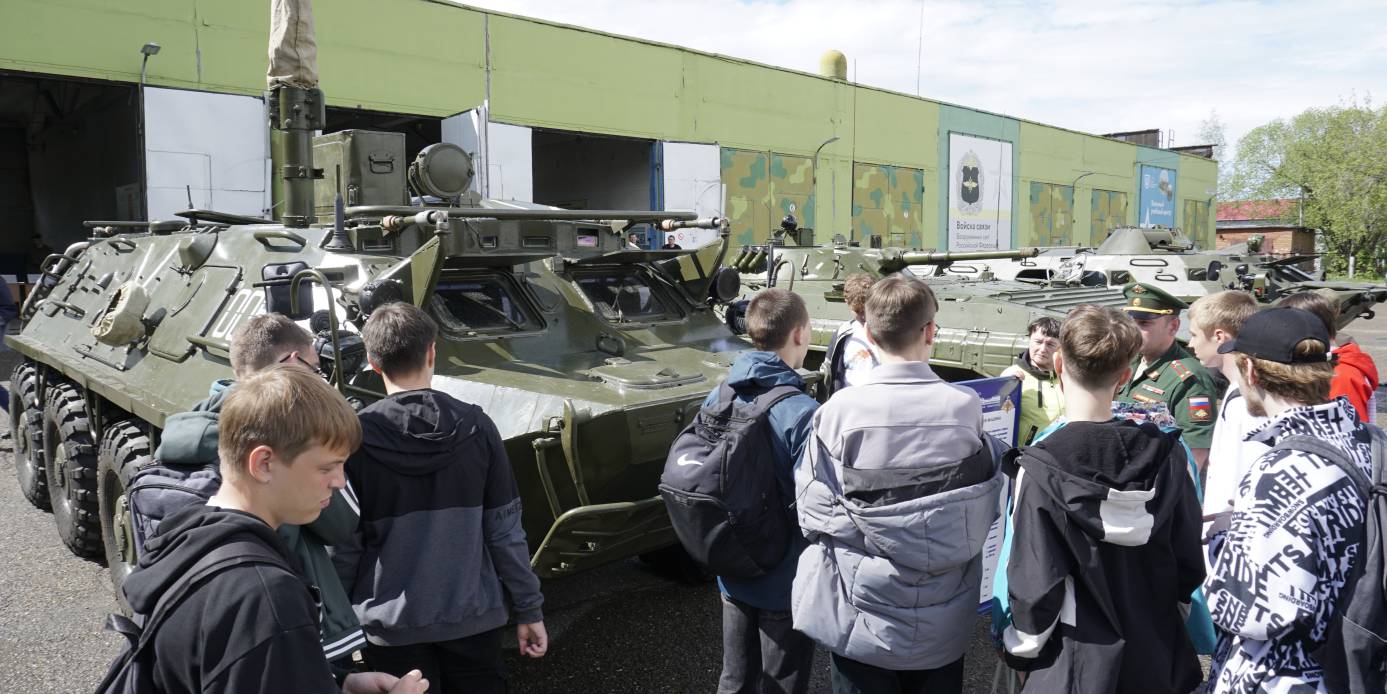«День призывника» с показом образцов вооружения и военной техники прошел в военном учебном центре